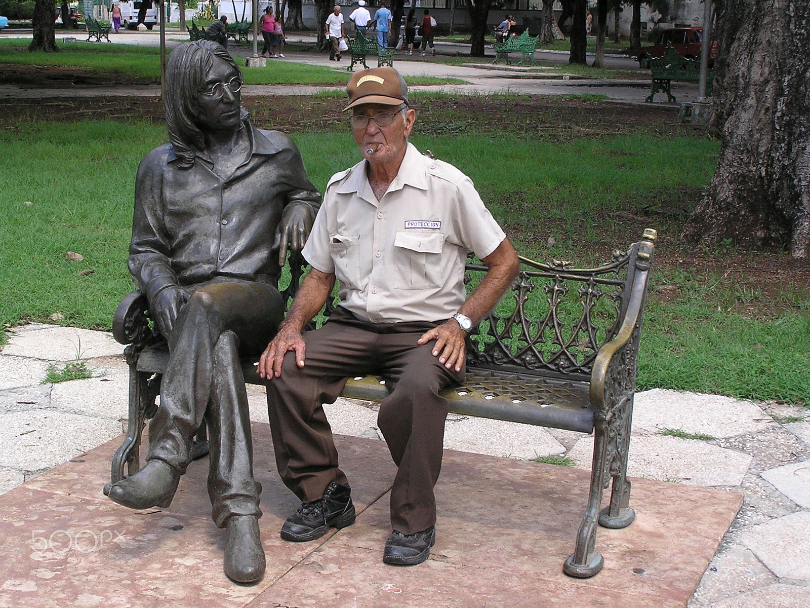 Olympus C765UZ sample photo. John lennon in havana photography