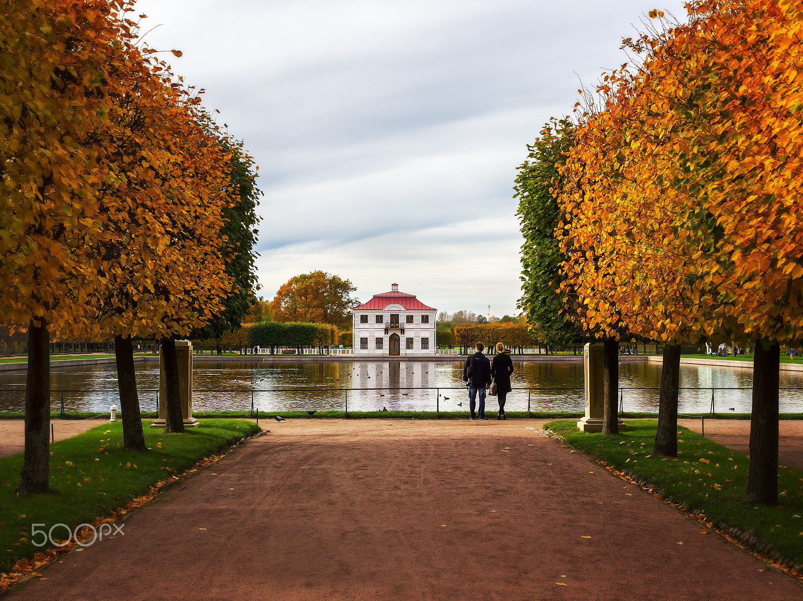 Canon EOS 600D (Rebel EOS T3i / EOS Kiss X5) + Canon EF 28mm F1.8 USM sample photo. Autumn scene photography