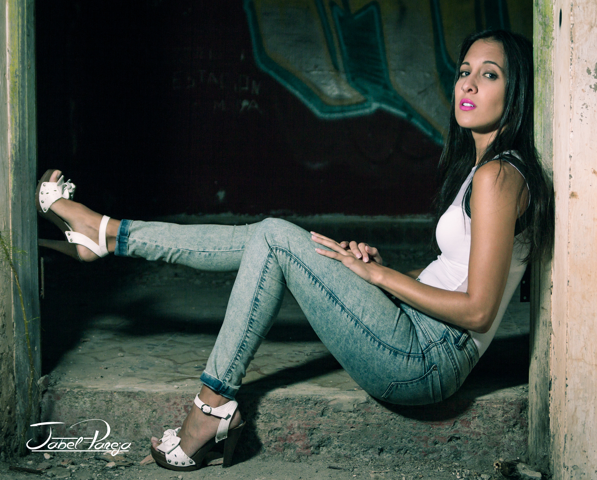 Canon EOS 60D + Tamron AF 28-75mm F2.8 XR Di LD Aspherical (IF) sample photo. Andrea sentada tacones blancos photography