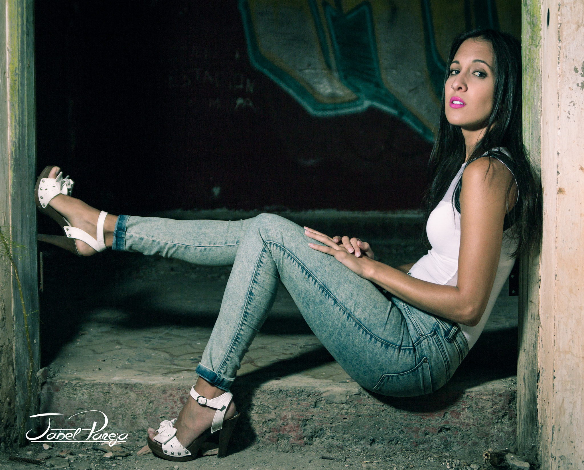 Canon EOS 60D sample photo. Andrea sentada tacones blancos photography