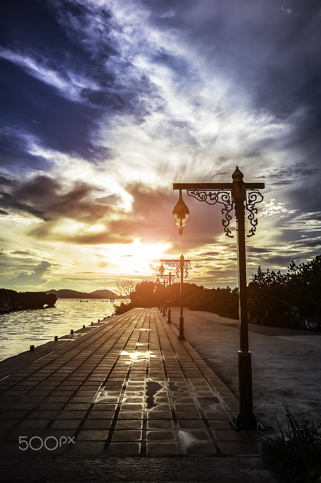 Canon EOS 600D (Rebel EOS T3i / EOS Kiss X5) sample photo. Zoom out sunset and lamp photography