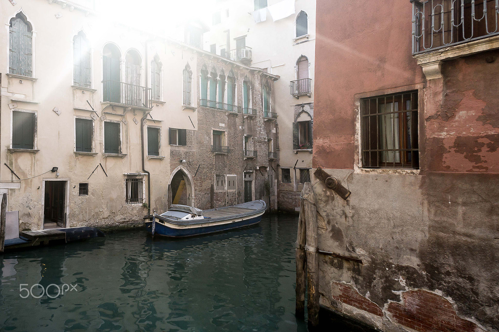 Sony Alpha NEX-5 + Sony E 16mm F2.8 sample photo. Venice streets photography