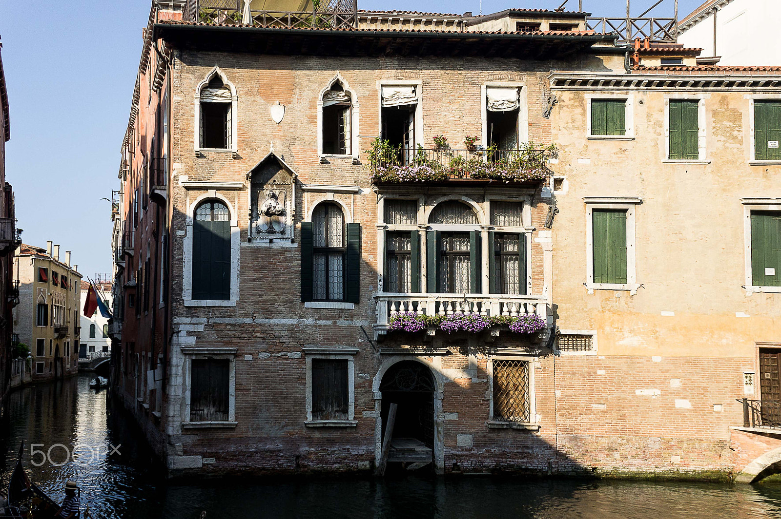 Sony Alpha NEX-5 + Sony E 16mm F2.8 sample photo. Venice streets 2 photography