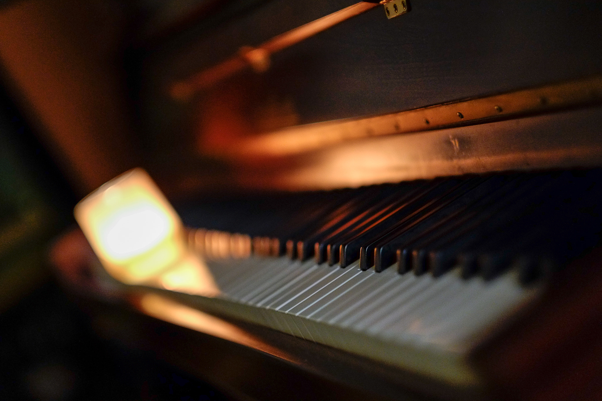 Fujifilm XF 56mm F1.2 R APD sample photo. Clavier ..suivre la lumière photography