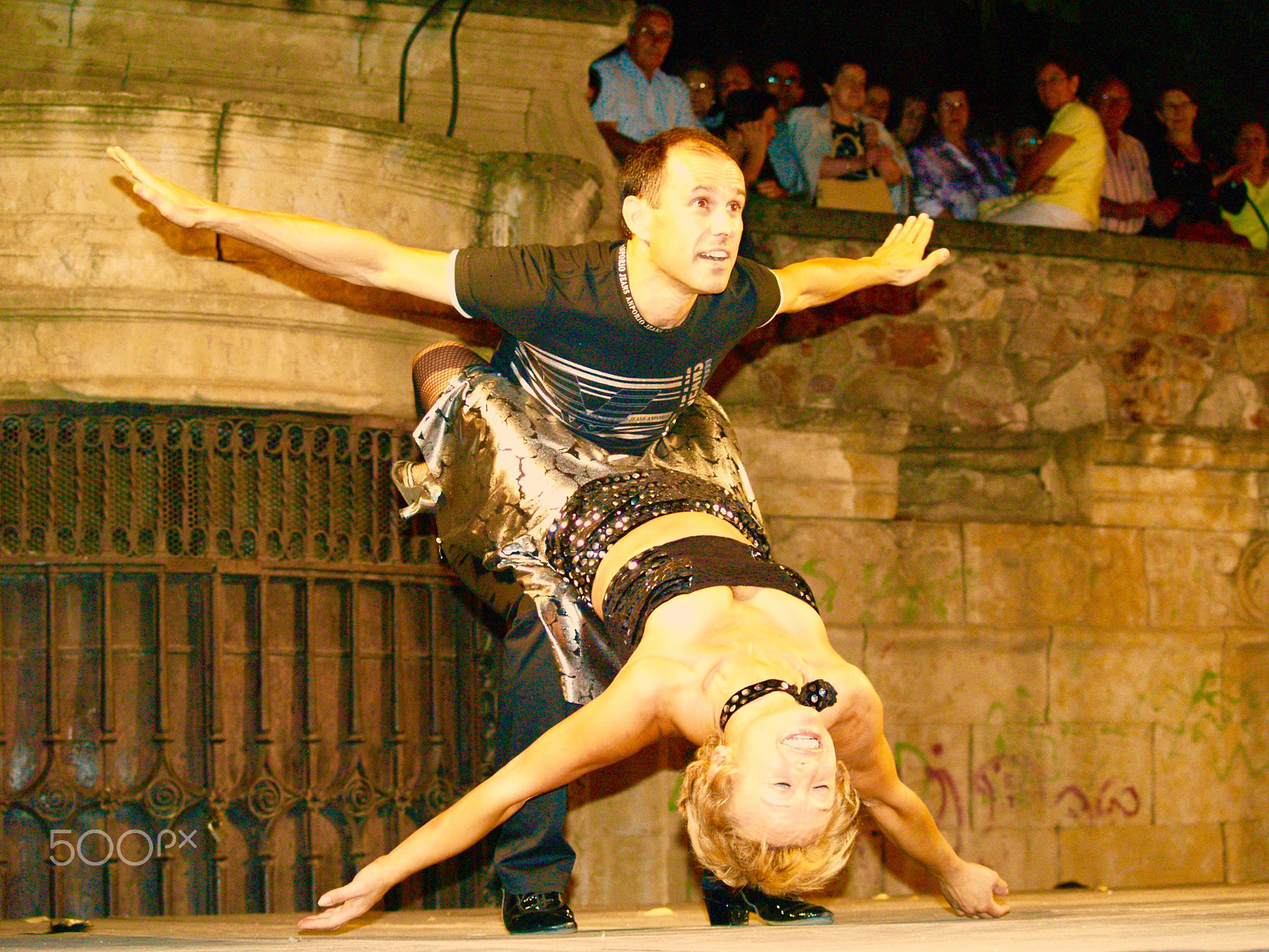 Olympus Zuiko Digital 40-150mm F3.5-4.5 sample photo. Two dancers in salamanca, spain photography