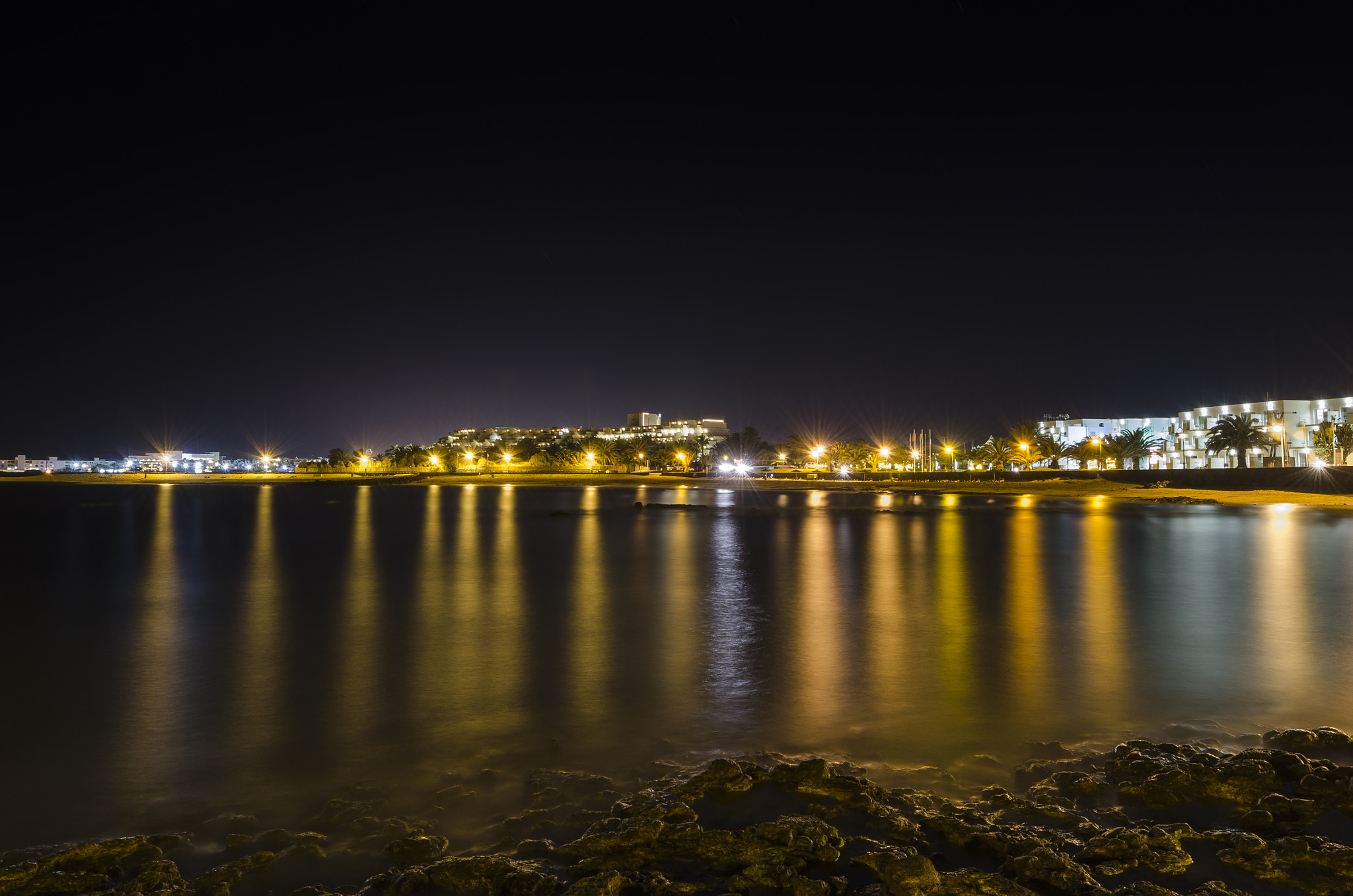 Nikon AF-S Nikkor 16-35mm F4G ED VR sample photo. Costa teguise bajo luces amarillas photography