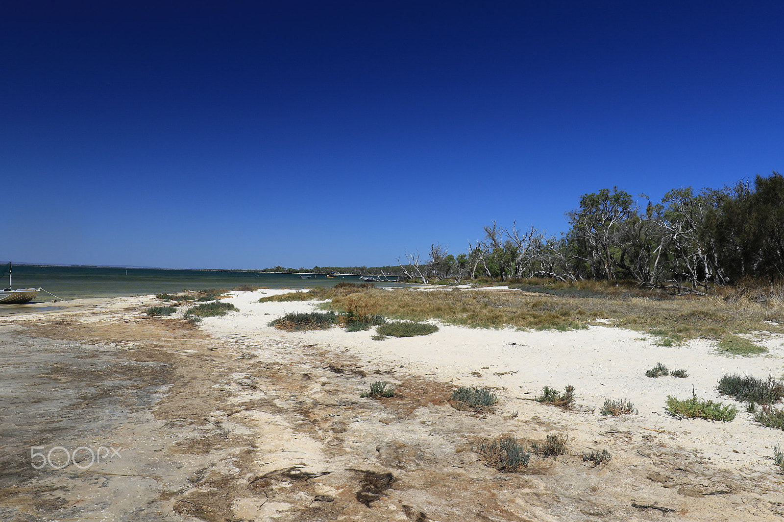 Canon EF 16-35mm F4L IS USM sample photo. Lake - australia photography