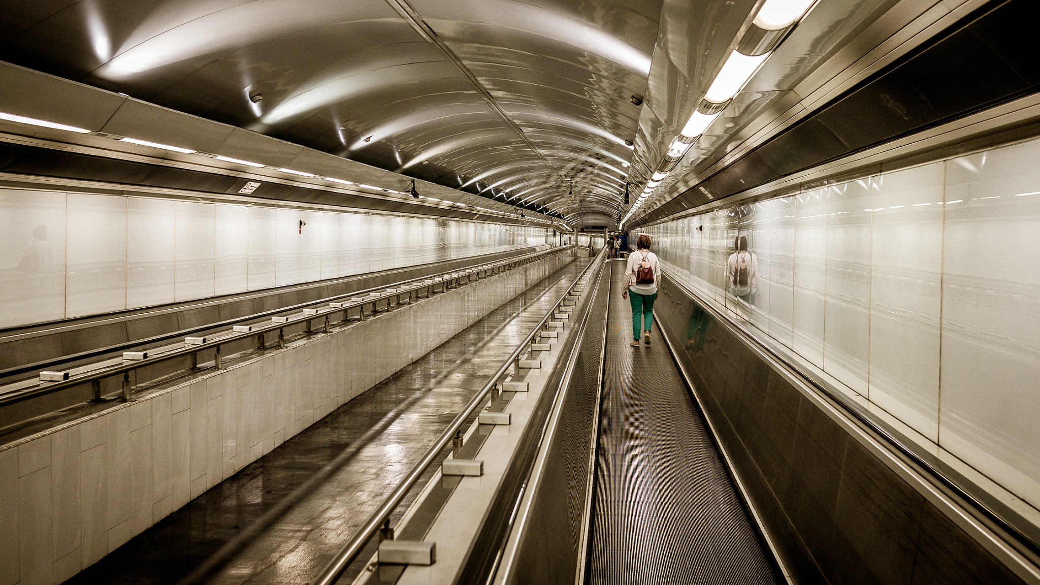 Panasonic Lumix DMC-GX7 + Panasonic Lumix G 20mm F1.7 ASPH sample photo. Napoli subway photography