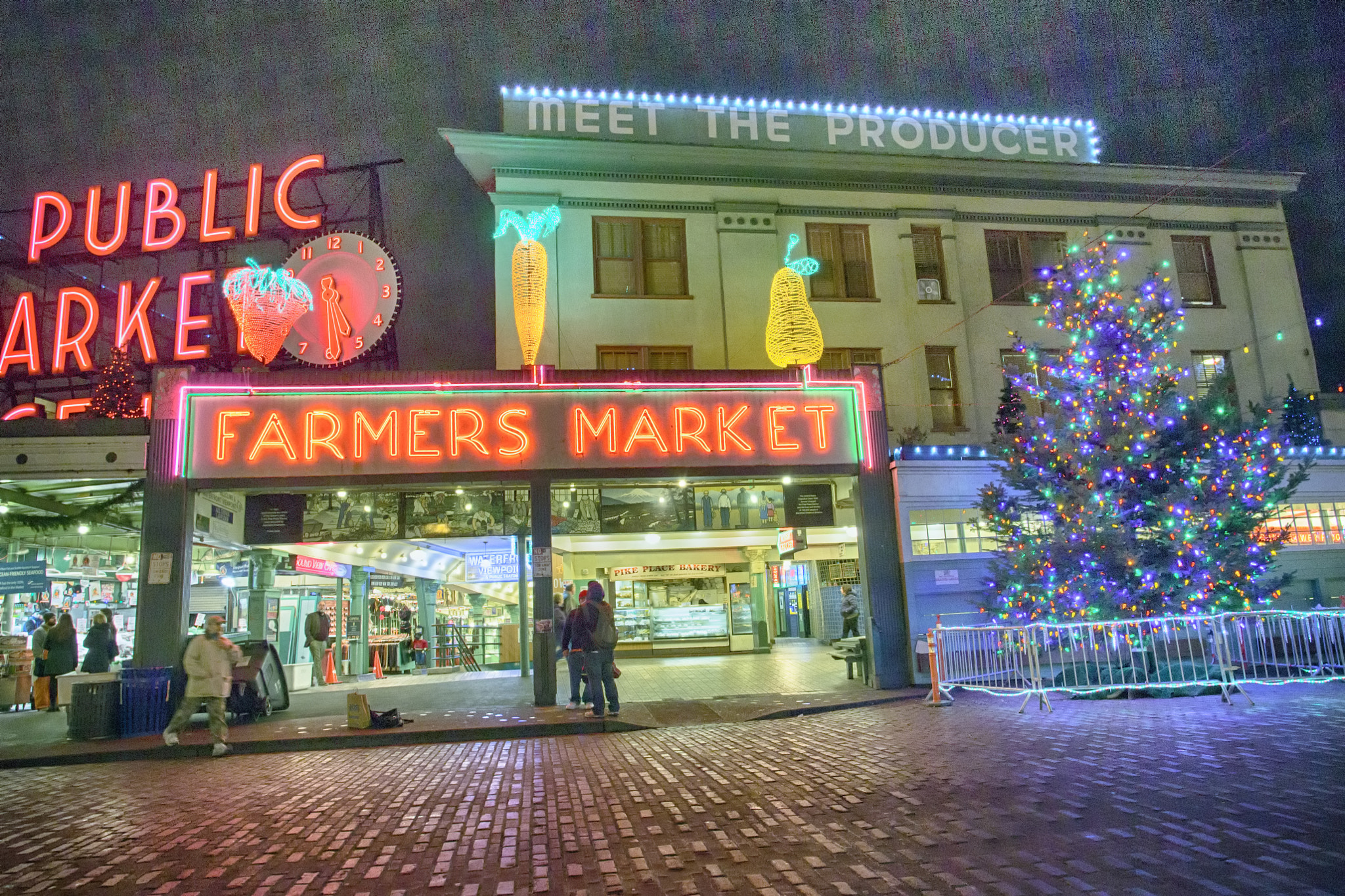 ZEISS Distagon T* 18mm F3.5 sample photo. Pike place market for the holidays photography