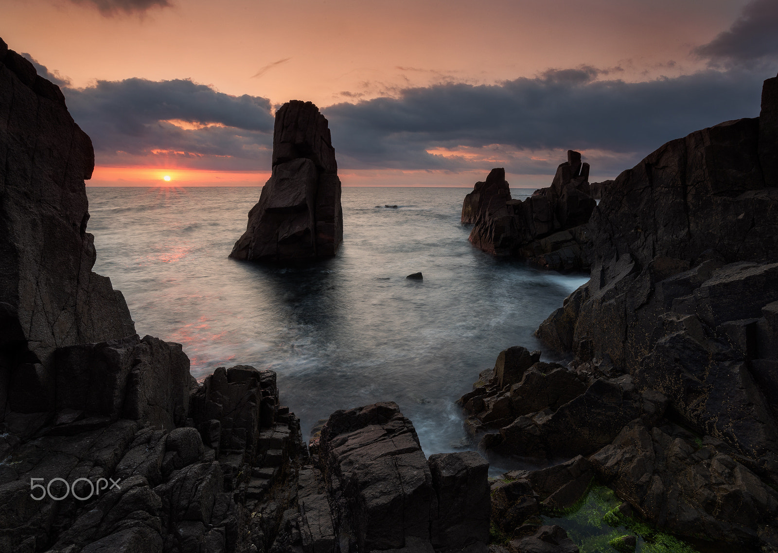 Nikon AF-S Nikkor 18-35mm F3.5-4.5G ED sample photo. Sunrise between the rocks photography