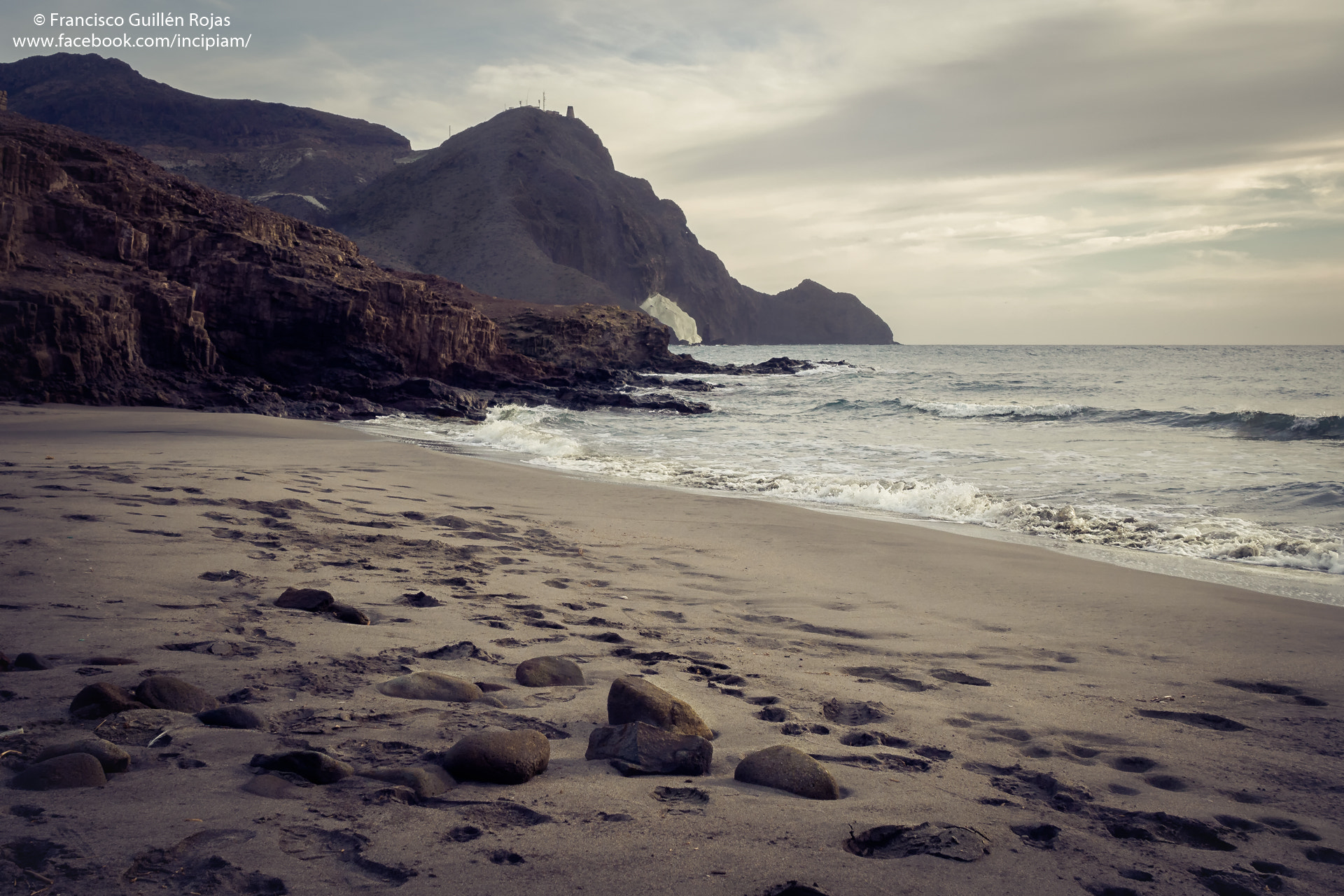 Olympus OM-D E-M5 II + Olympus M.Zuiko Digital 17mm F1.8 sample photo. Grey autumn in cala arena photography
