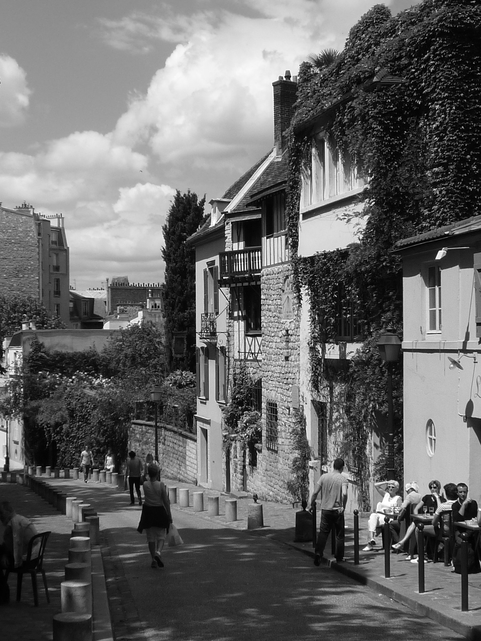 Panasonic DMC-FX40 sample photo. Street in montmartre, paris, france photography