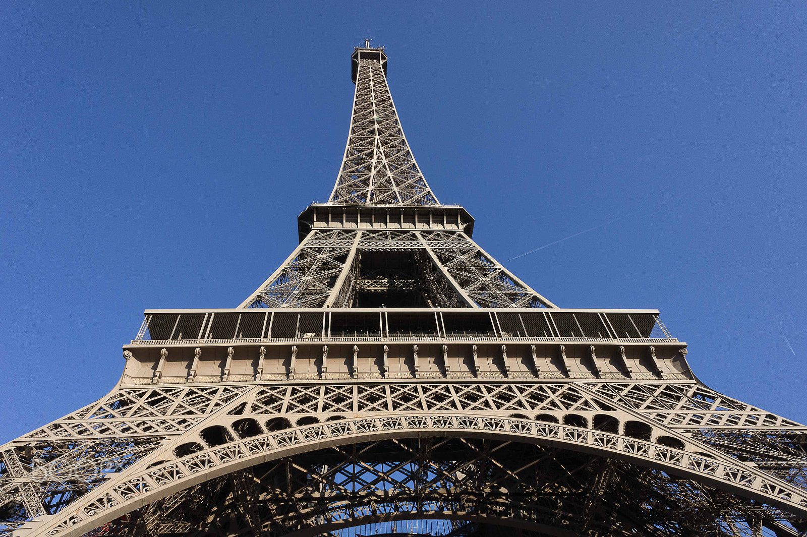 Sony Alpha NEX-5 + Sony E 16mm F2.8 sample photo. Eiffel tower photography