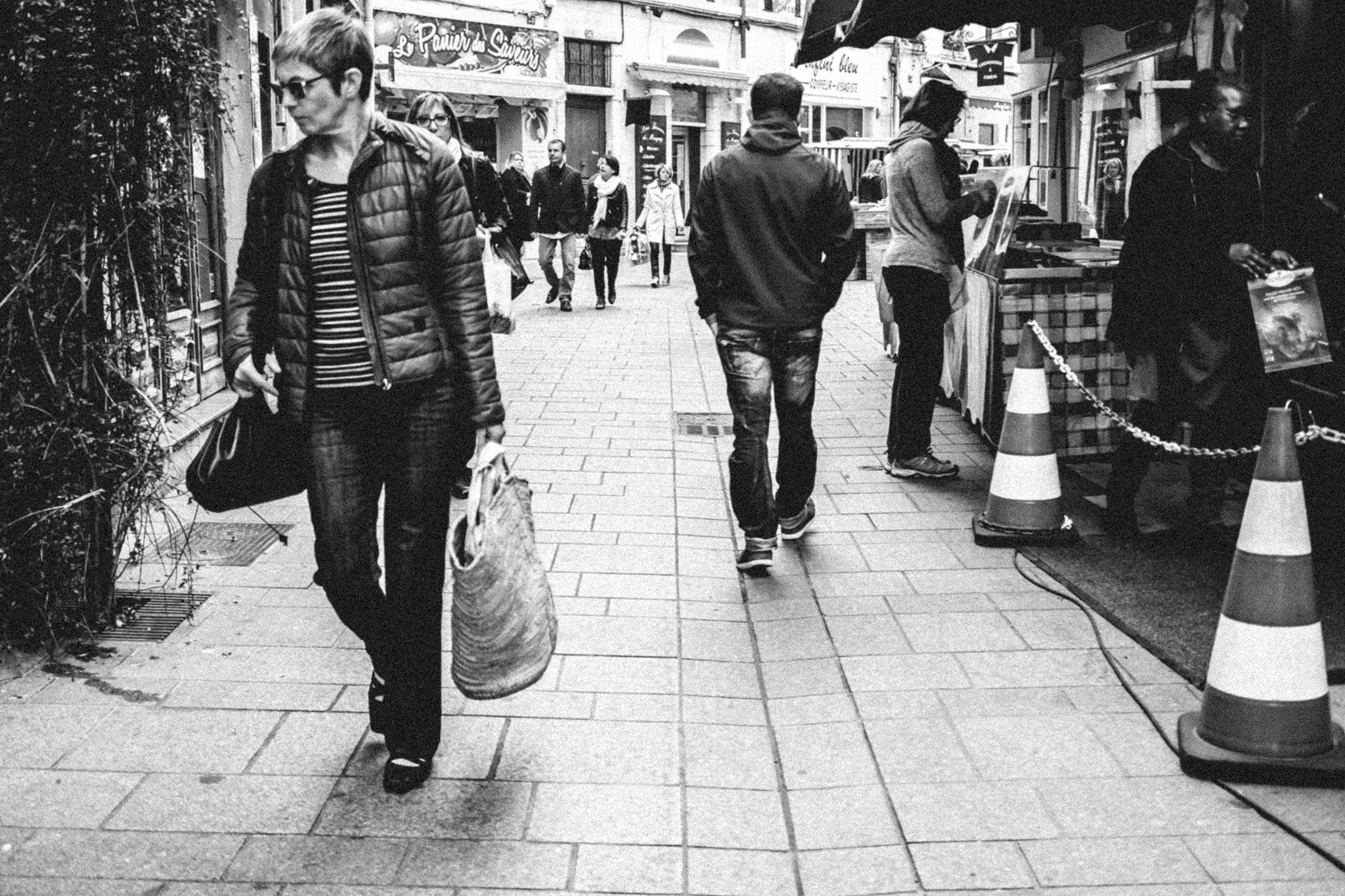Fujifilm X-M1 + Fujifilm XF 27mm F2.8 sample photo. People on the market photography