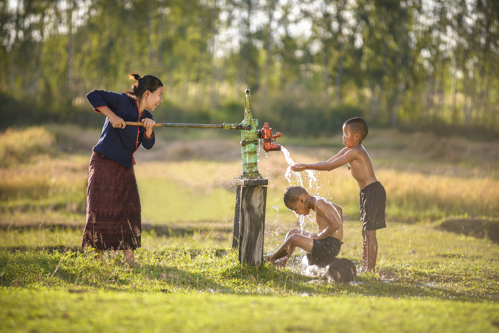 Nikon D800E + Nikon AF-Nikkor 80-200mm F2.8D ED sample photo. Thailand mother and two children are bathing photography