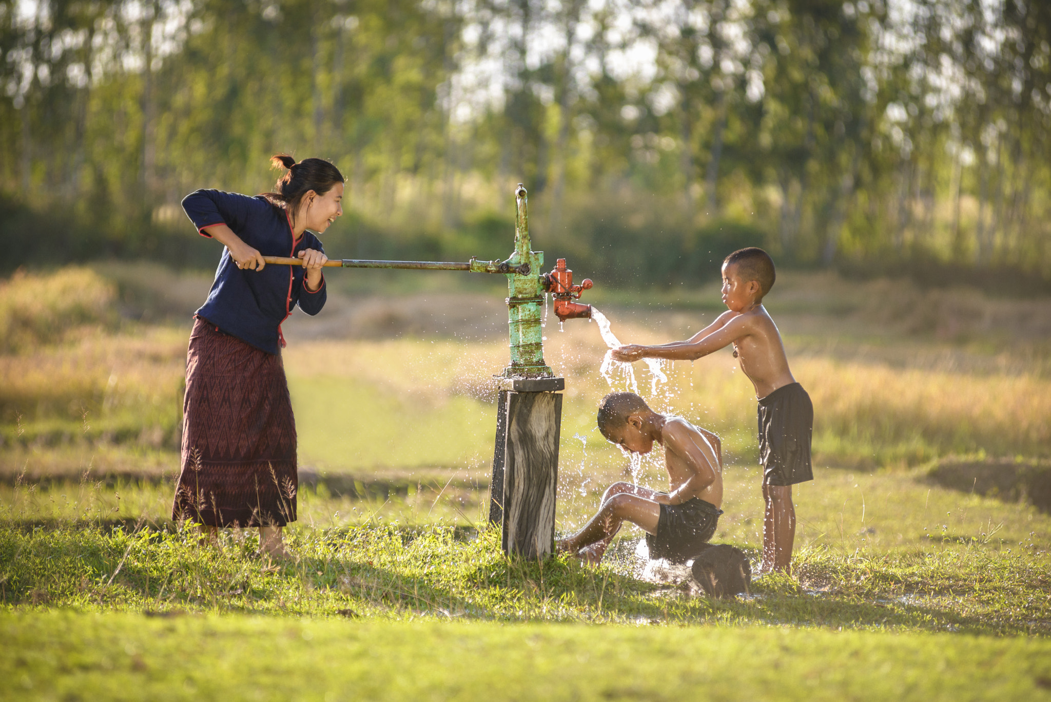 Nikon AF-Nikkor 80-200mm F2.8D ED sample photo. Thailand mother and two children are bathing photography
