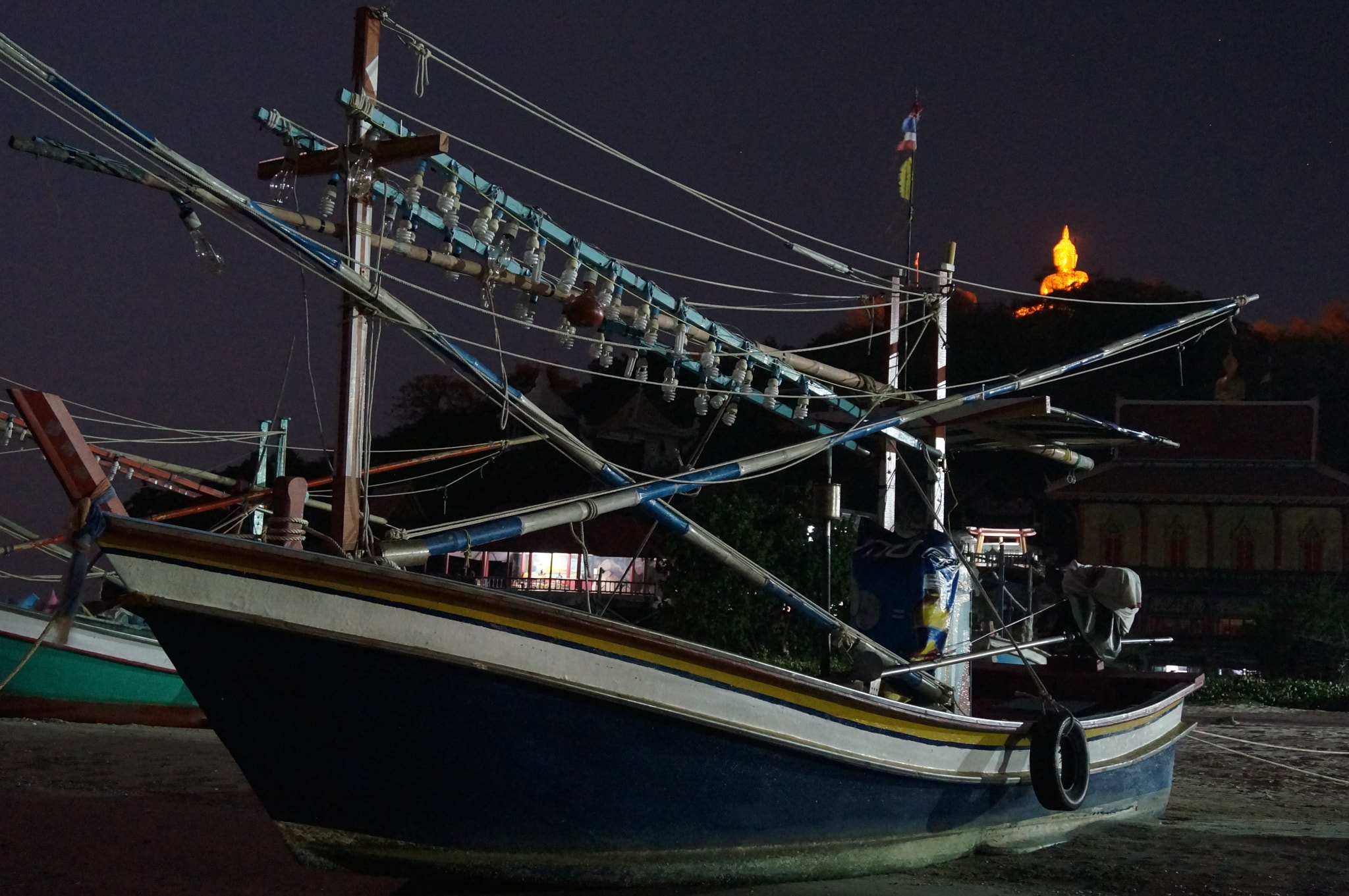 Sony Alpha NEX-6 + Sony E 18-50mm F4-5.6 sample photo. Thai beach evening photography