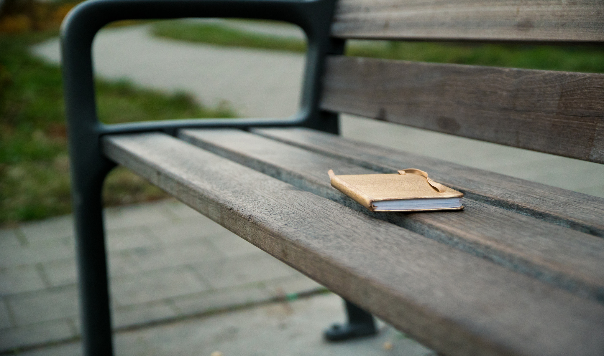 24-70mm F2.8 G SSM sample photo. Diary left on a bench photography