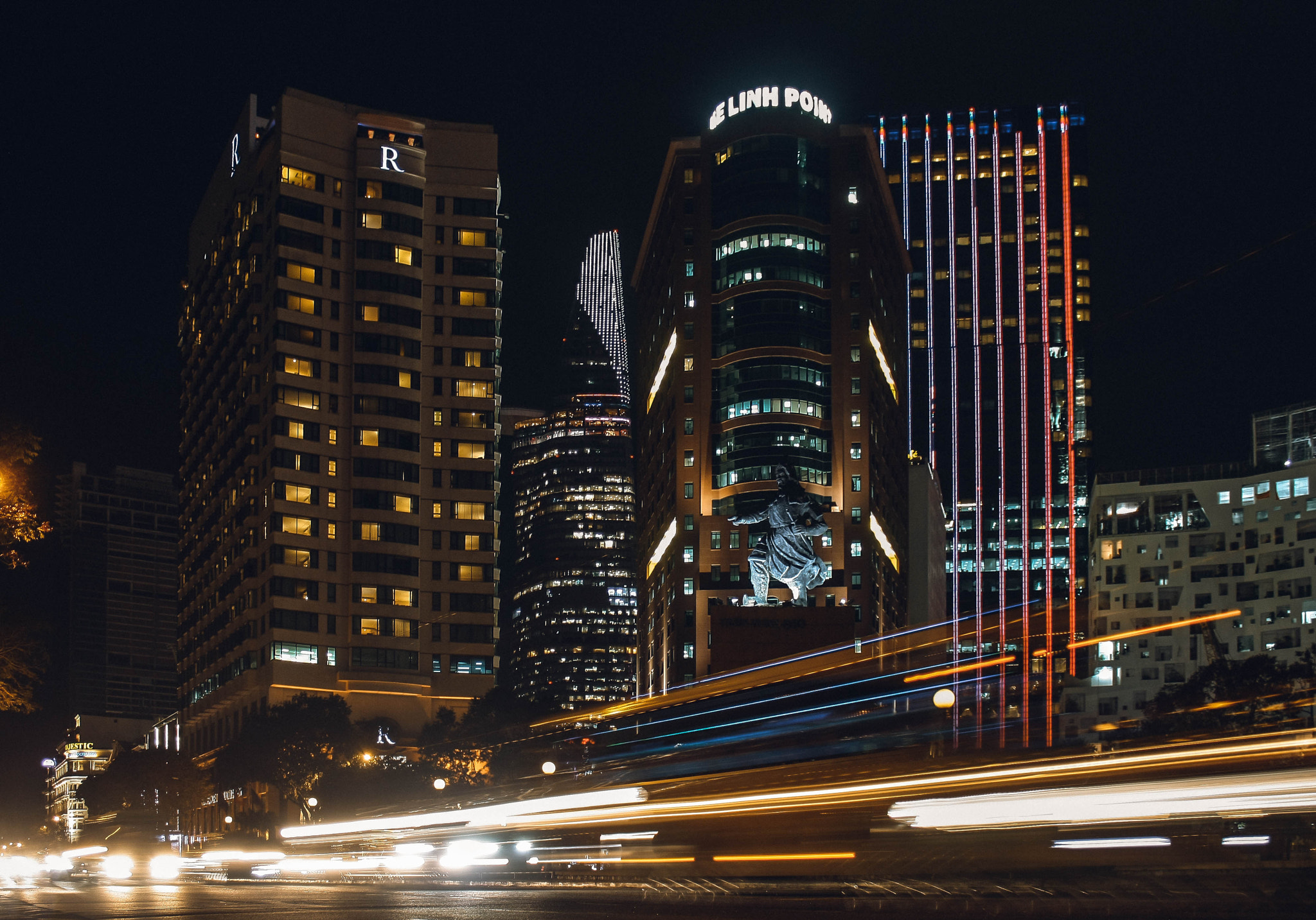 Canon EOS 450D (EOS Rebel XSi / EOS Kiss X2) sample photo. Saigon city by night photography