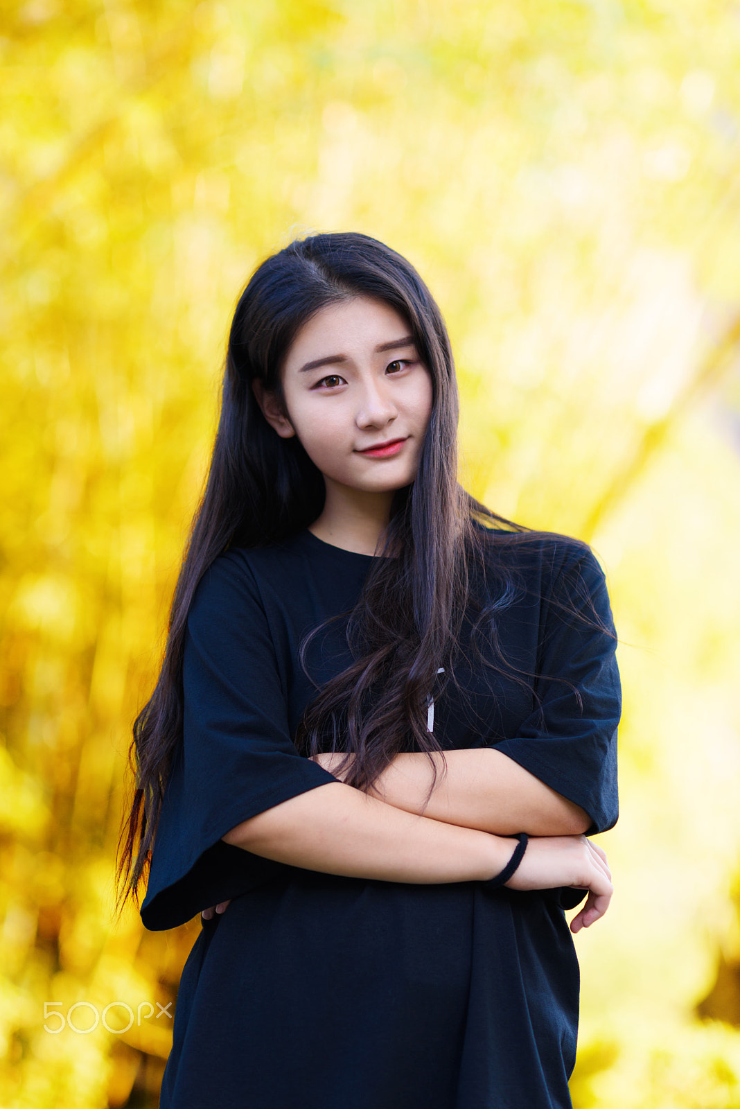 Nikon D750 + Nikon AF Nikkor 105mm F2D DC sample photo. Girl in yellow light photography