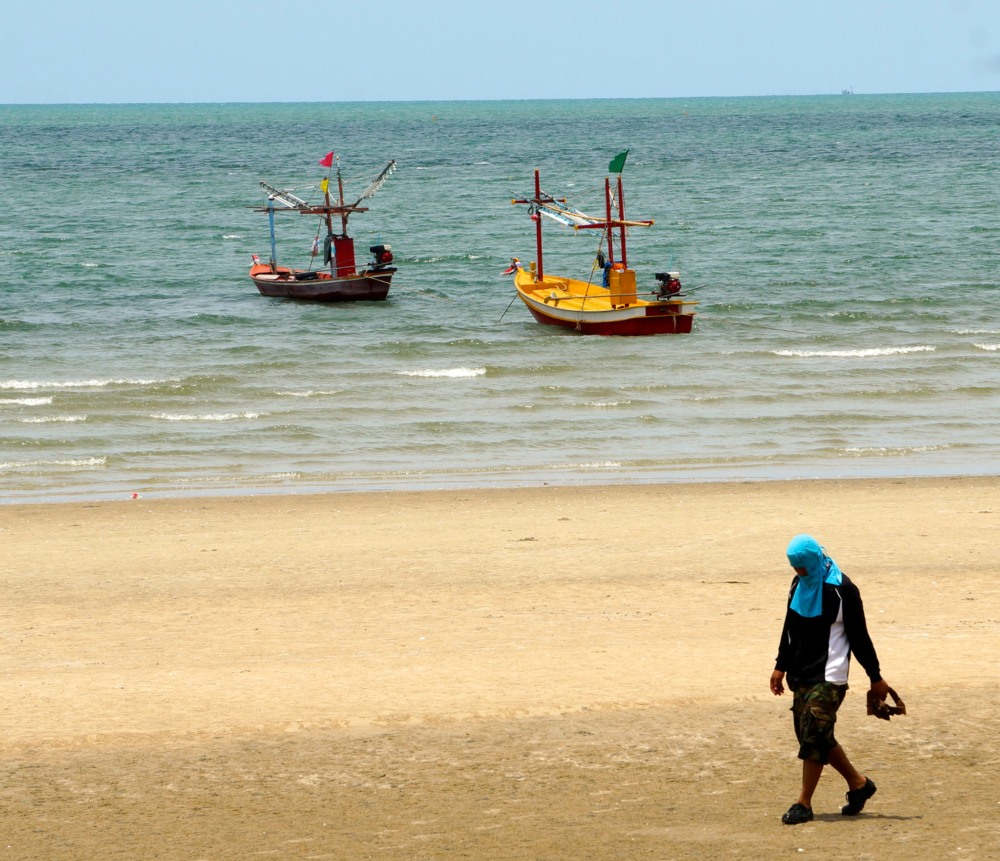 Sony Alpha NEX-6 + Sony E 55-210mm F4.5-6.3 OSS sample photo. Thai fisherman photography