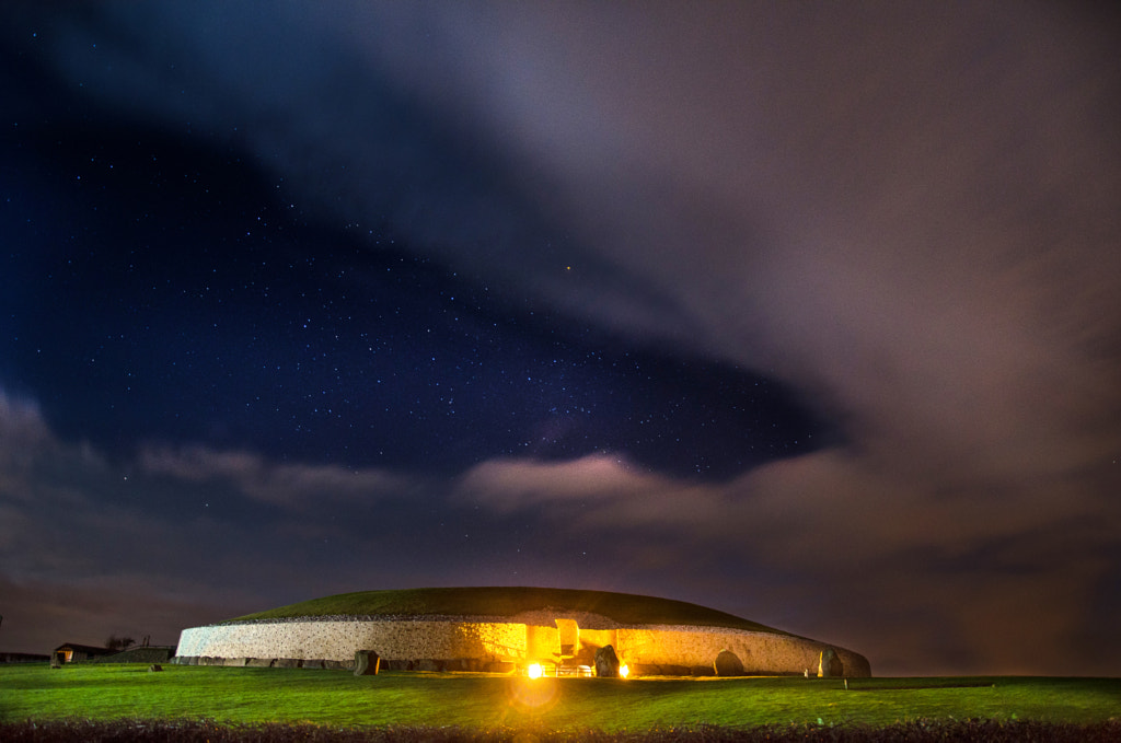 כוכבים מופיעים מעל Newgrange מאת אנתוני מרפי ב-500px.com