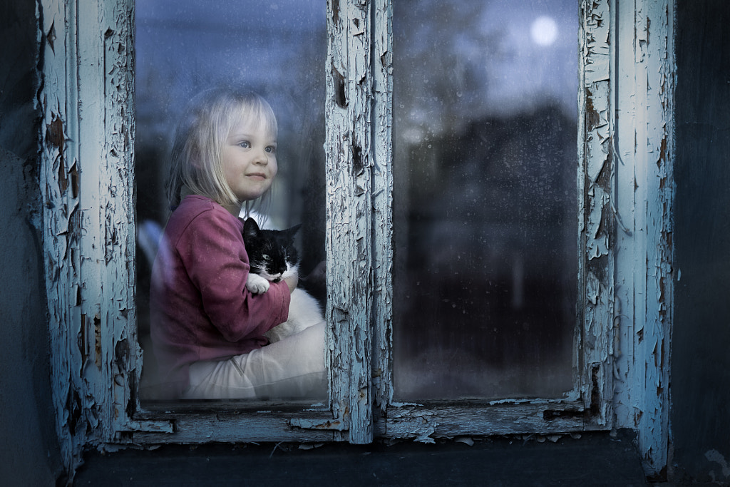 Agata and the cat (under the moonlight) by Iwona Podlasińska on 500px.com