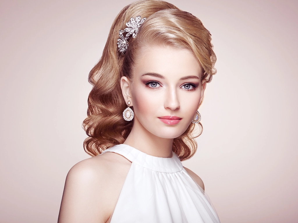 Fashion portrait of young beautiful woman with elegant hairstyle by Oleg Gekman on 500px.com