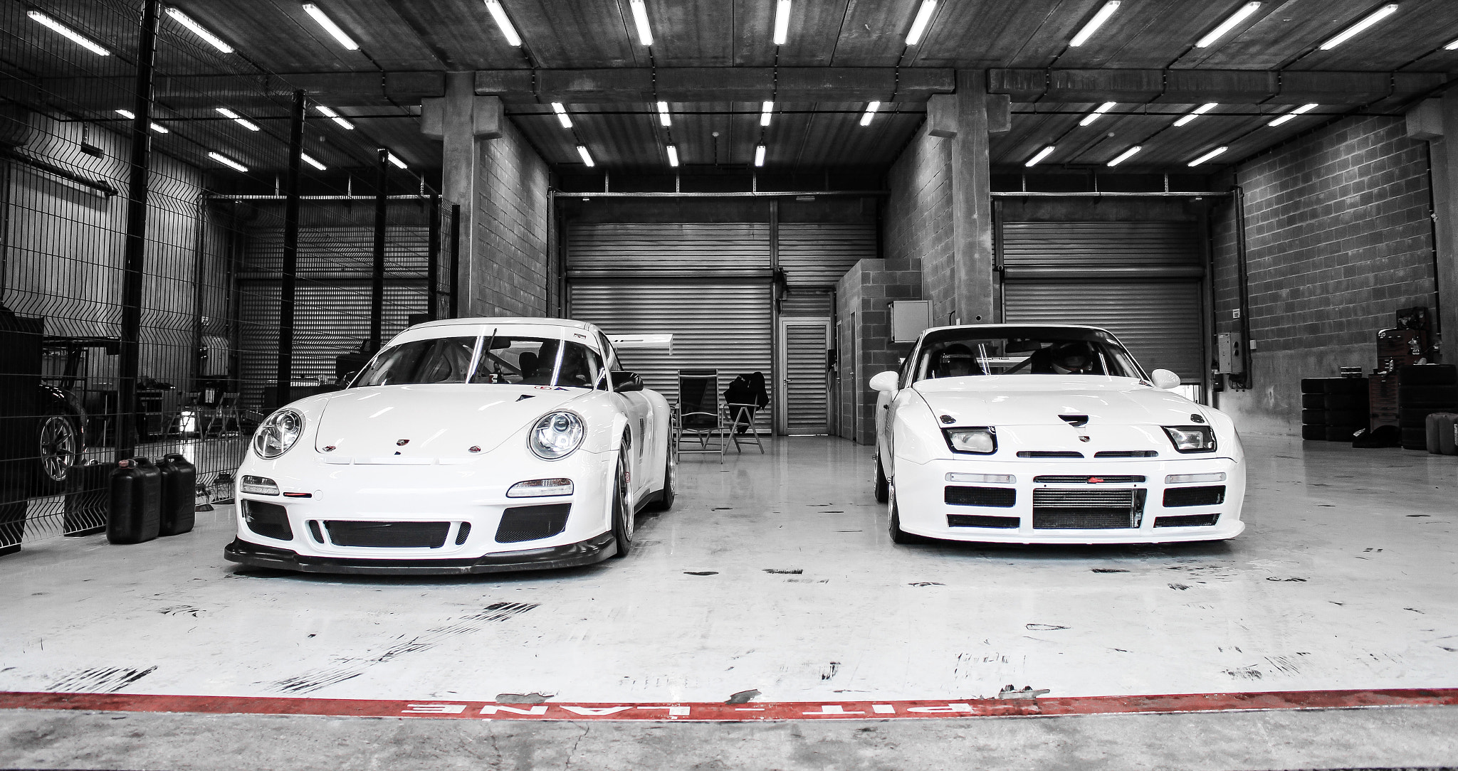 Porsche 911/997 GT3 Cup and Porsche 944 GTR in Pit