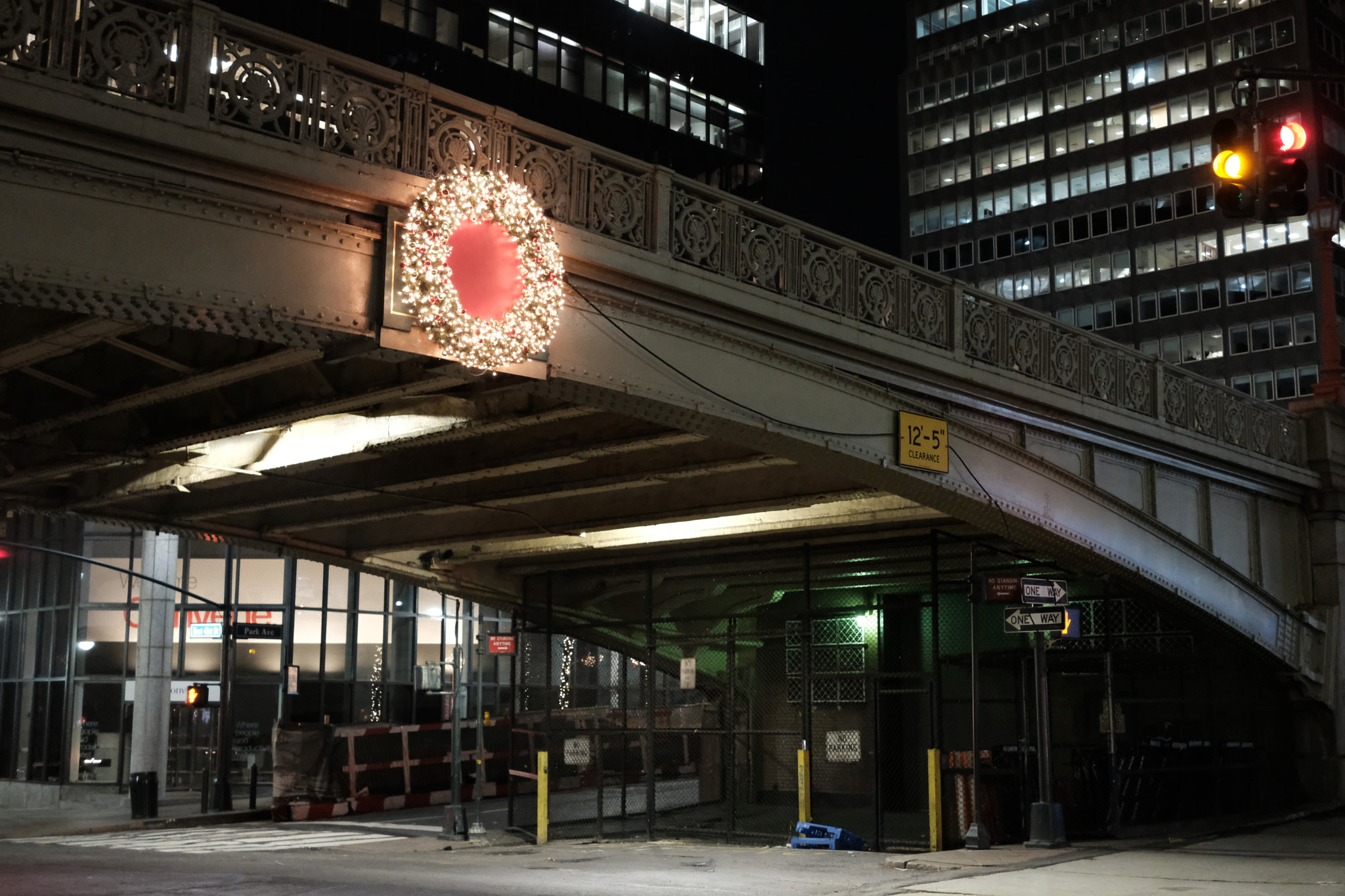 41st and Park Aave in NYC... Fuji X-T2, 27mm, Classic Chrome. Feels very 1970s to me.