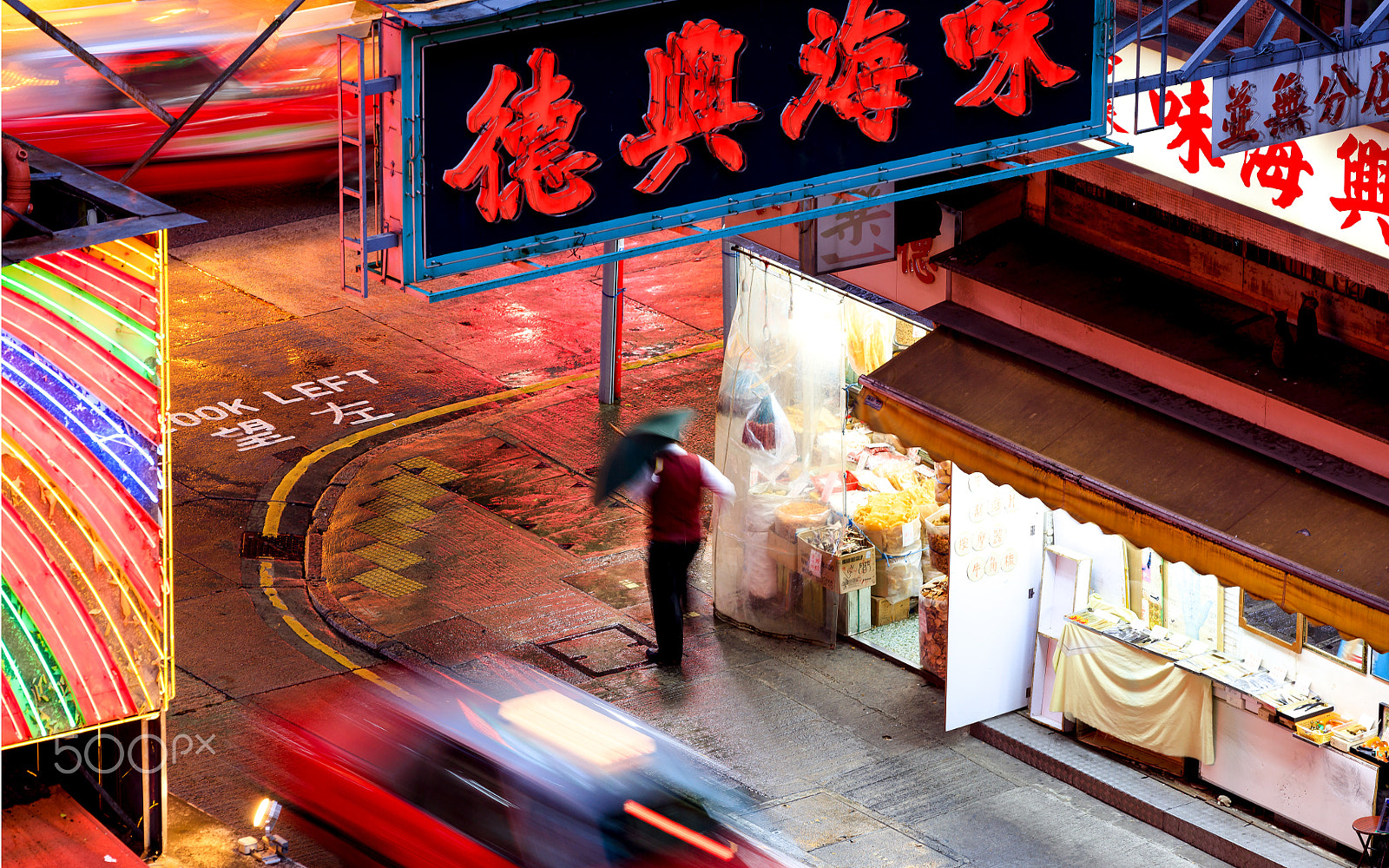Canon EOS 5DS R sample photo. Man with umbrella (hong kong 2016) photography