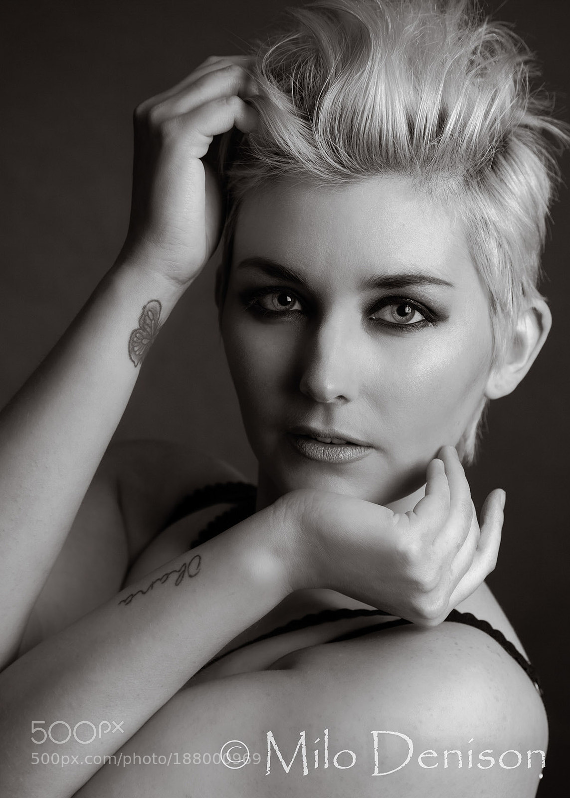Canon EOS 5D Mark II sample photo. Framing the face photography