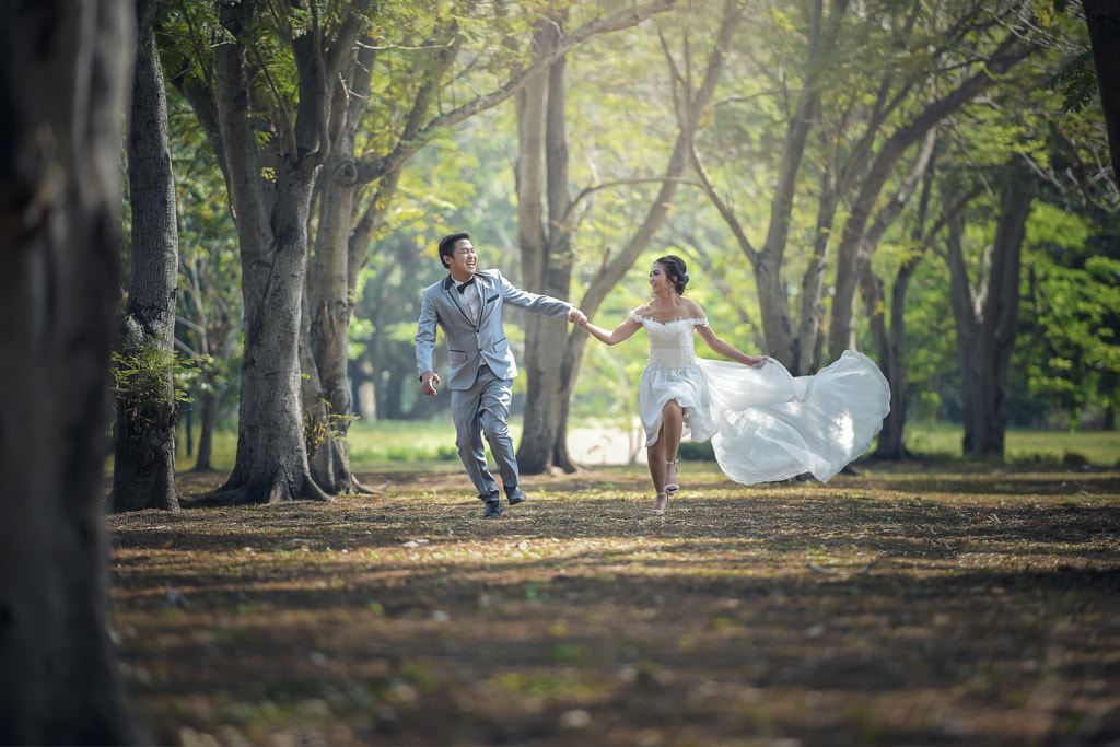 Couple poses - You will never walk alone by Sasin Tipchai on 500px.com