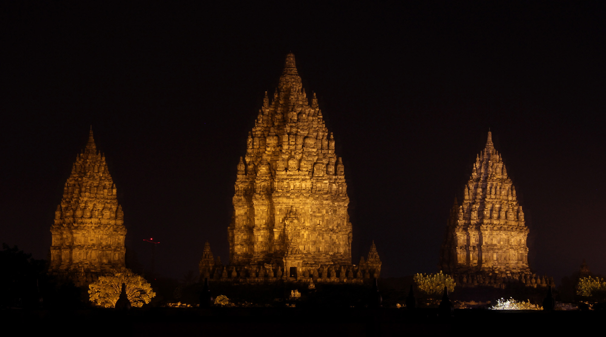  PRAMBANAN MALAM HARI  by Wisnu Locker 500px