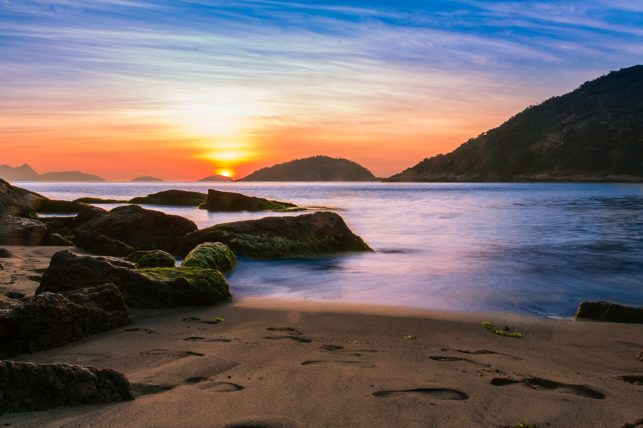 Canon EF-S 18-200mm F3.5-5.6 IS sample photo. Amanhecer na praia vermelha photography