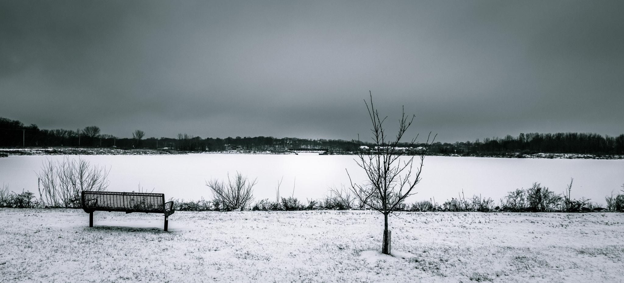 Canon EOS 750D (EOS Rebel T6i / EOS Kiss X8i) sample photo. Lonely bench and a frozen lake photography