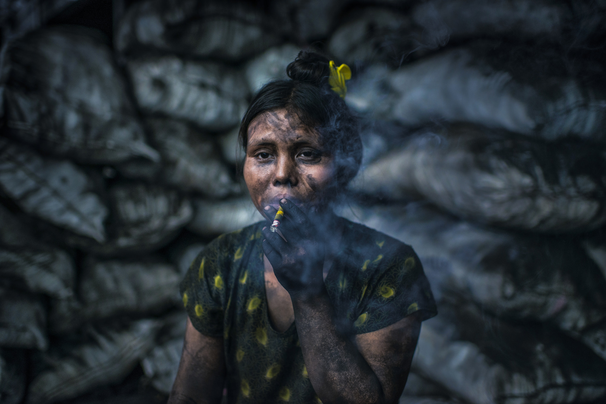 Nikon D800 + Nikon AF-S Nikkor 35mm F1.4G sample photo. Burmese women smoking a cigar photography