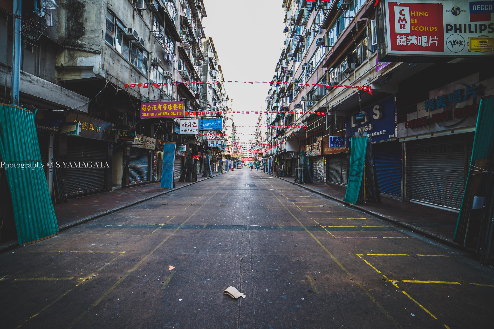 Sony a7 II + DT 40mm F2.8 SAM sample photo. Temple street early morning photography