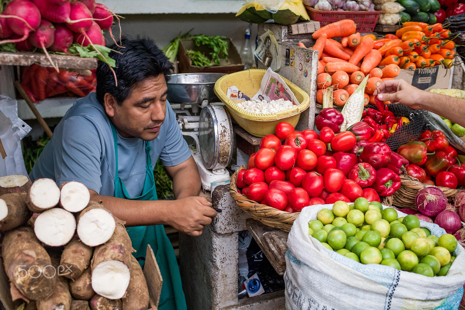 Leica M9 + Leica Summilux-M 35mm F1.4 ASPH sample photo. Sampling food at mercado central ramon castilla photography