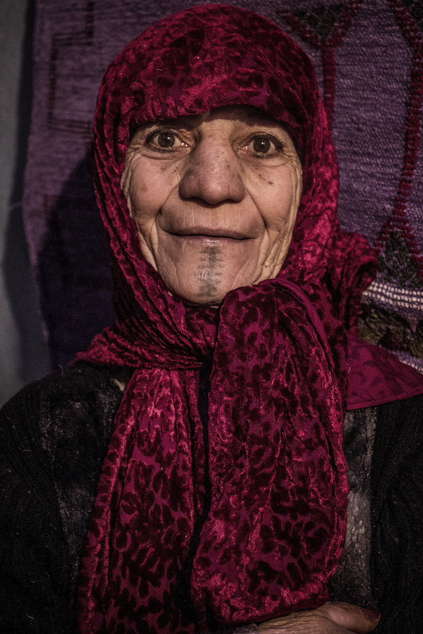 Canon EOS 700D (EOS Rebel T5i / EOS Kiss X7i) + Canon EF 17-40mm F4L USM sample photo. Old lady，manufacturer of fabrics，morocco photography