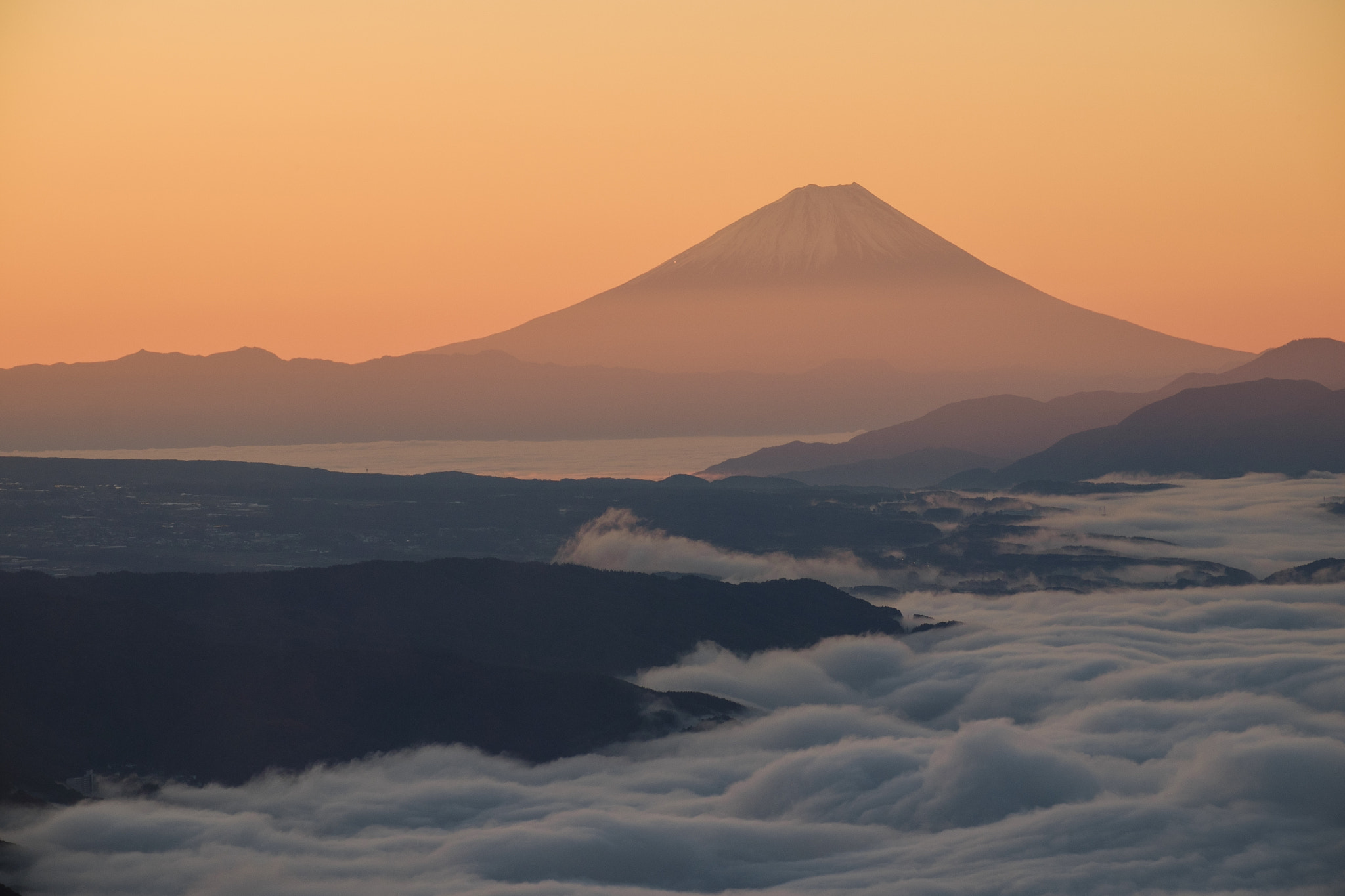 Fujifilm X-M1 + Fujifilm XF 55-200mm F3.5-4.8 R LM OIS sample photo. Waves of clouds and mount fuji photography