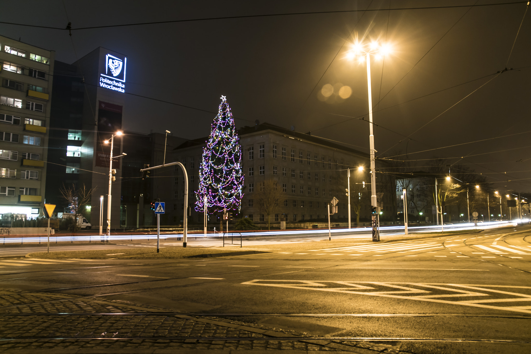 Nikon D5300 + Sigma 17-70mm F2.8-4 DC Macro OS HSM | C sample photo. Christmass tree in the city photography