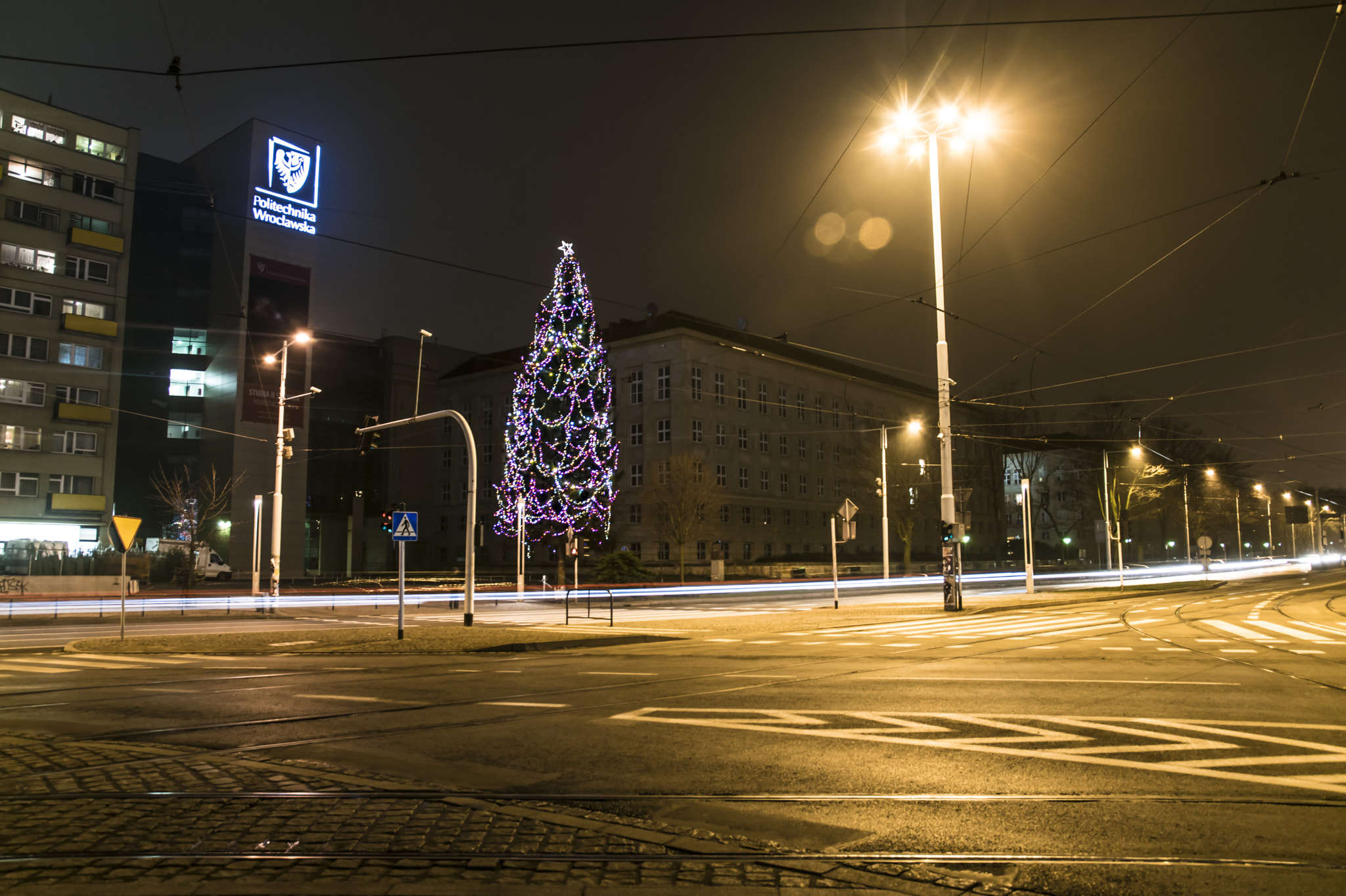 Sigma 17-70mm F2.8-4 DC Macro OS HSM | C sample photo. Christmass tree in the city photography