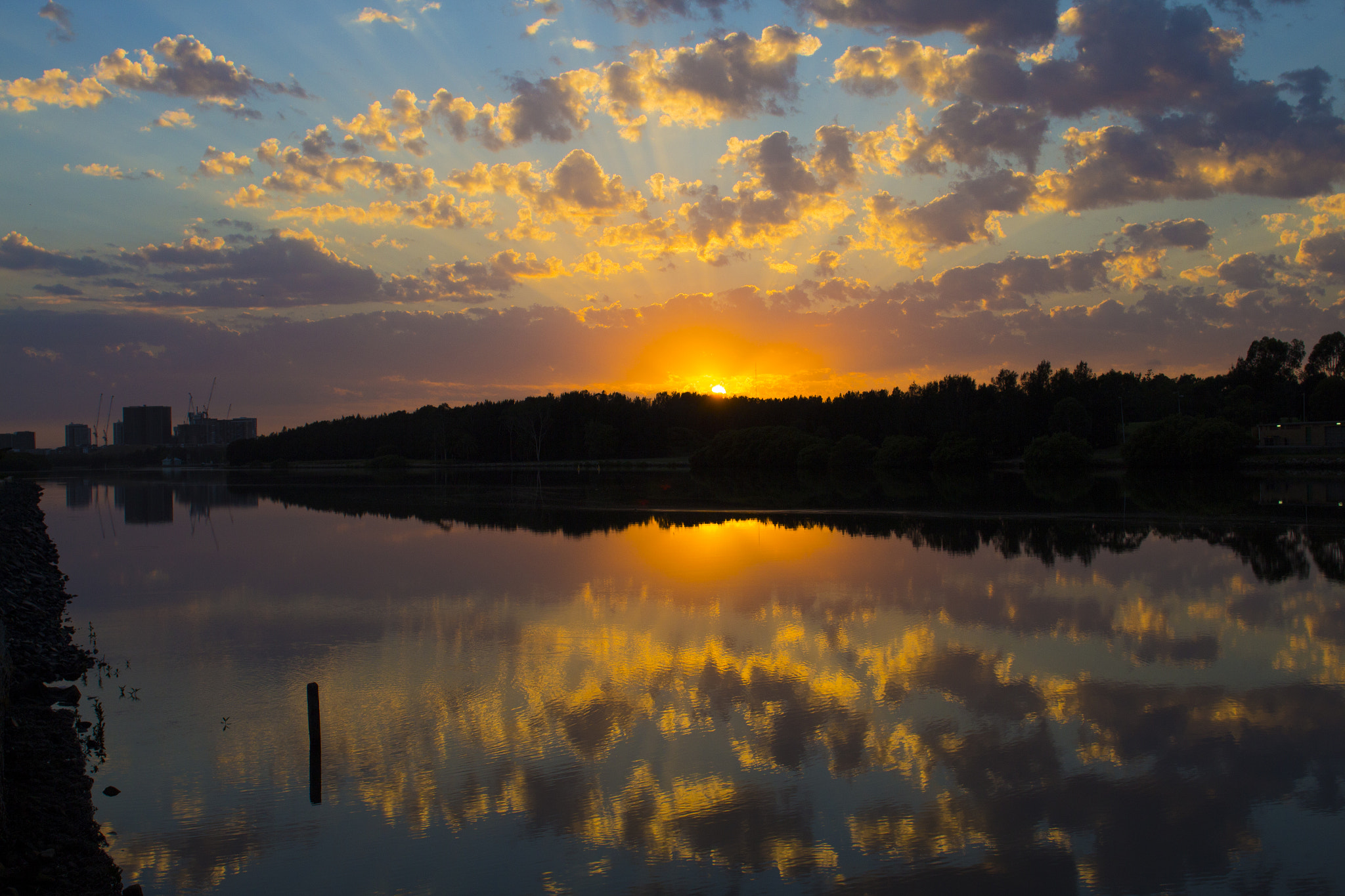 Canon EOS 650D (EOS Rebel T4i / EOS Kiss X6i) + Canon EF 24mm F2.8 IS USM sample photo. Sunrise on silver water photography