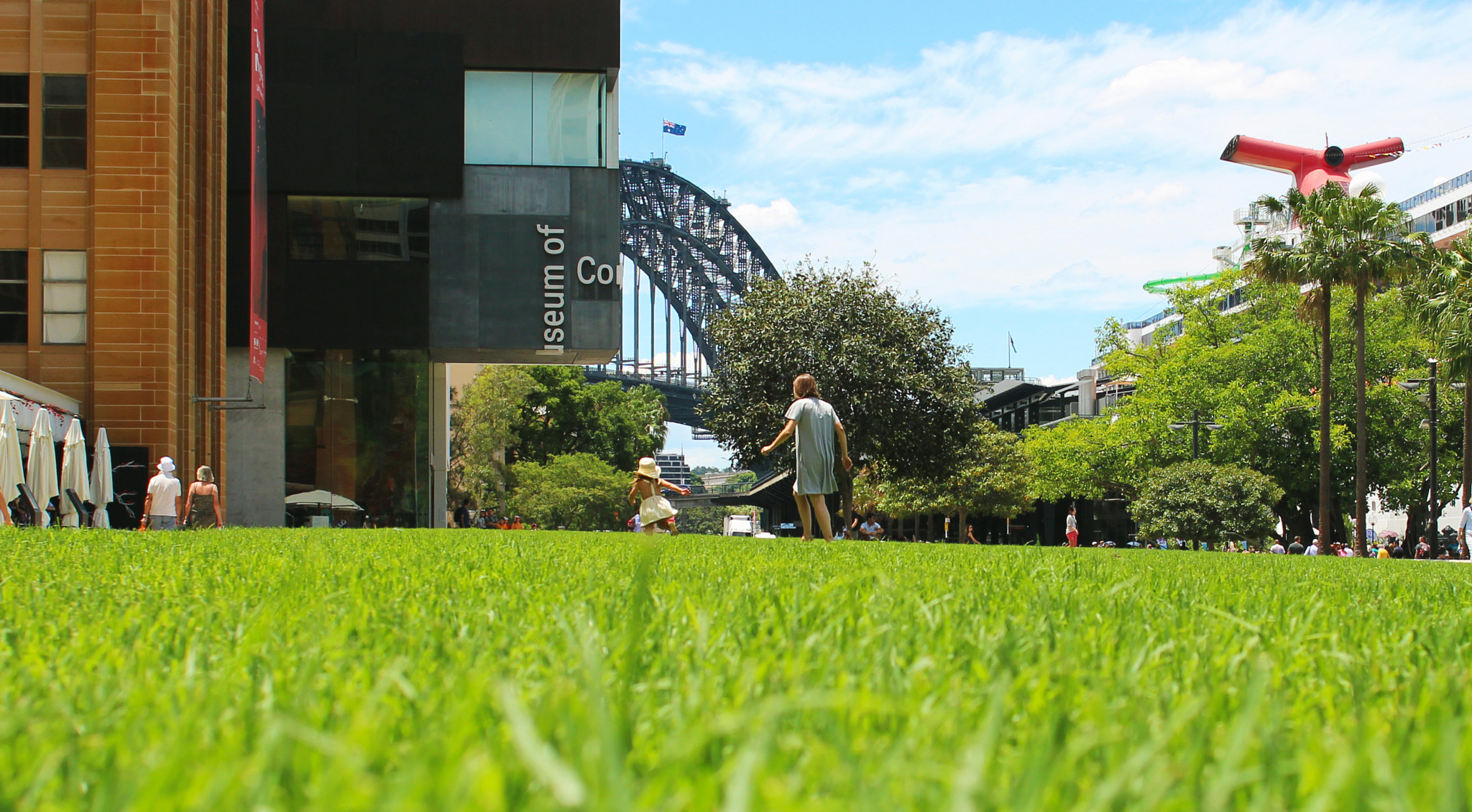 Canon EOS 650D (EOS Rebel T4i / EOS Kiss X6i) + Canon EF 24mm F2.8 IS USM sample photo. Sydney running girl photography