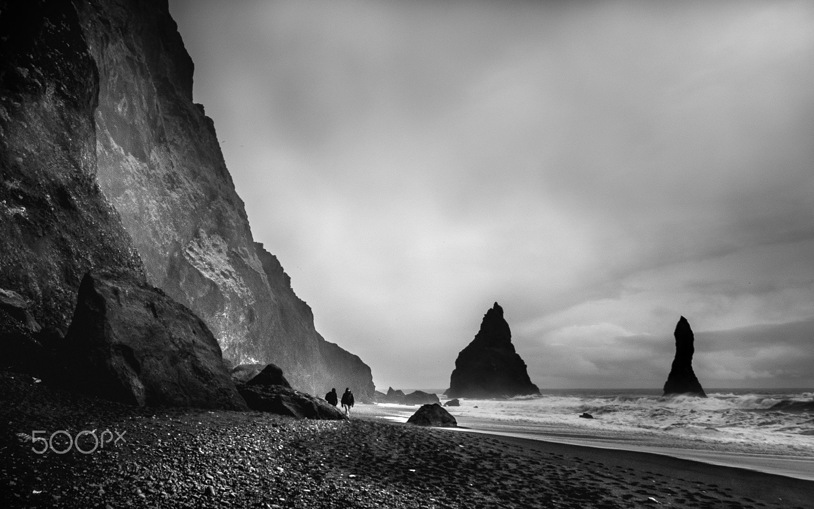 24-105mm F4 sample photo. A grey day at the black beach photography