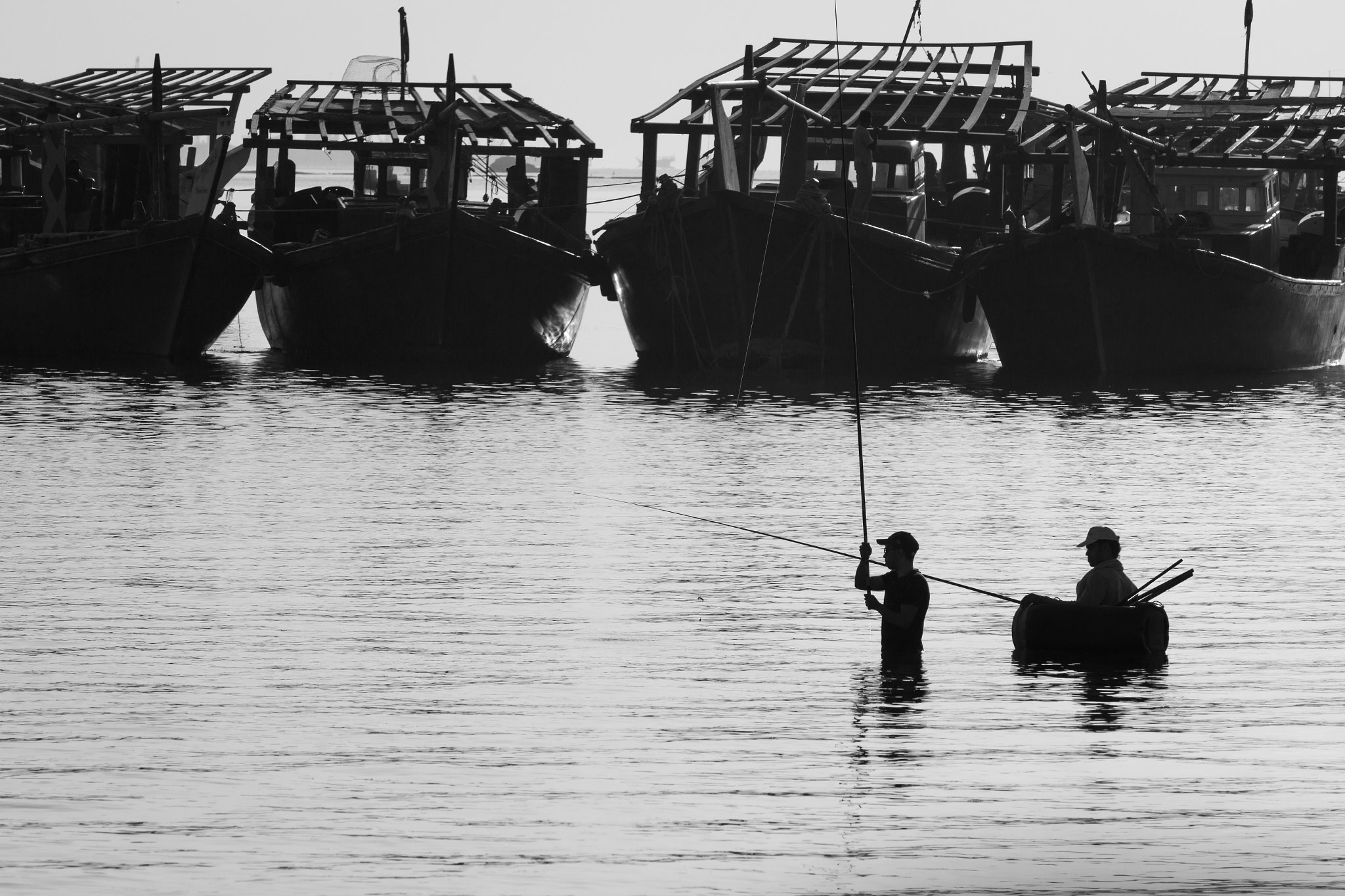 Canon EOS 550D (EOS Rebel T2i / EOS Kiss X4) + Canon EF 70-200mm F4L USM sample photo. Ship barrier for fisherman photography