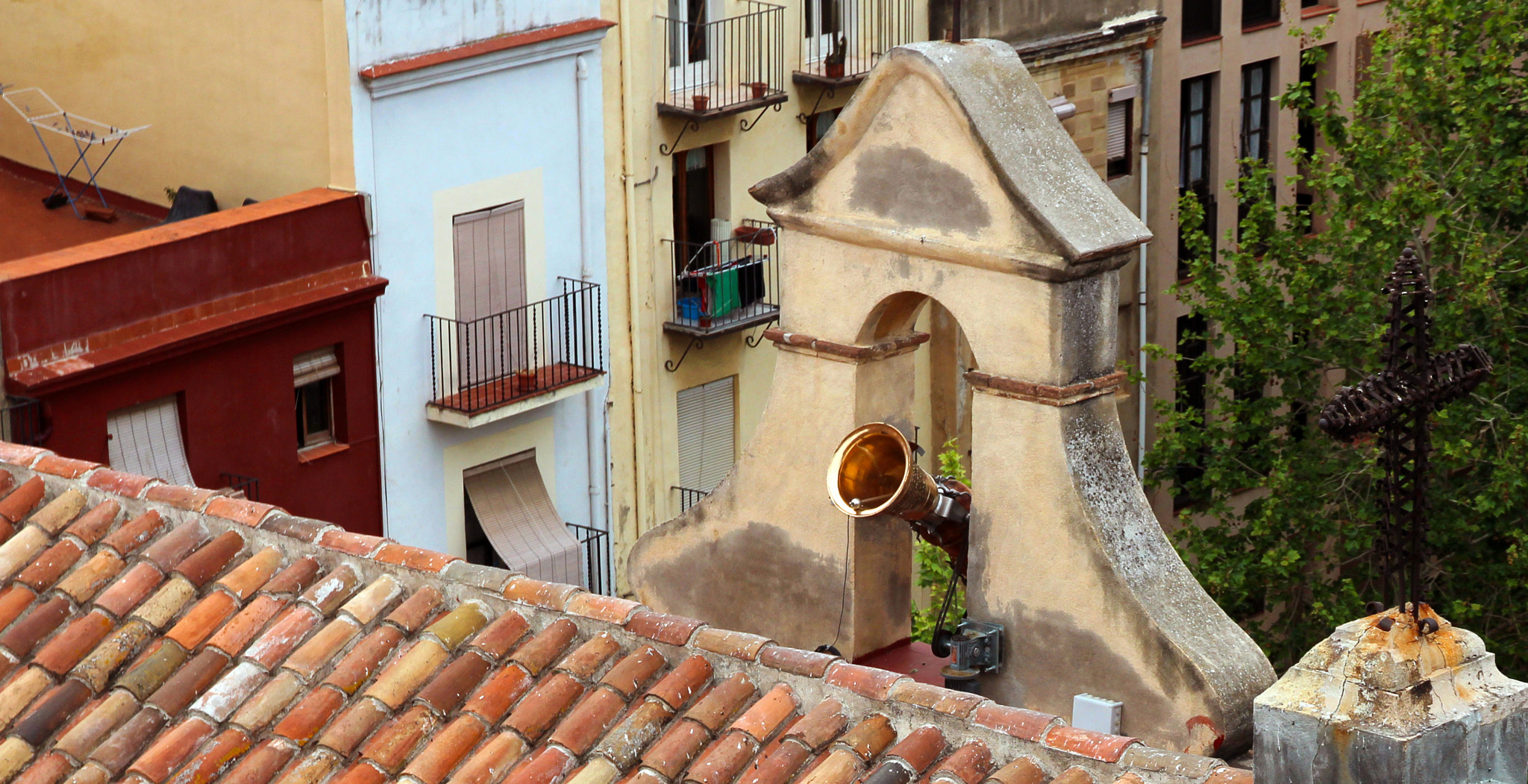 Canon EOS 600D (Rebel EOS T3i / EOS Kiss X5) sample photo. Spanish rooftop with bell waiting to ring photography