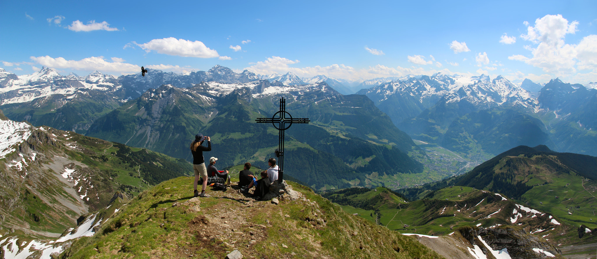 Canon EOS 600D (Rebel EOS T3i / EOS Kiss X5) sample photo. Swiss mountain top with cross and hikers photography
