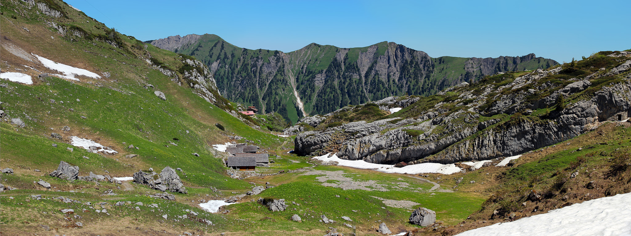 Canon EOS 600D (Rebel EOS T3i / EOS Kiss X5) sample photo. Swiss mountain valley with chalets photography